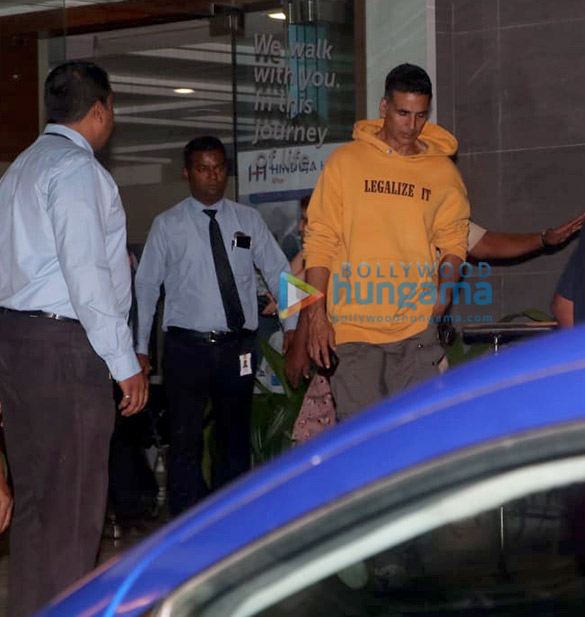 photos akshay kumar snapped at hinduja hospital 3