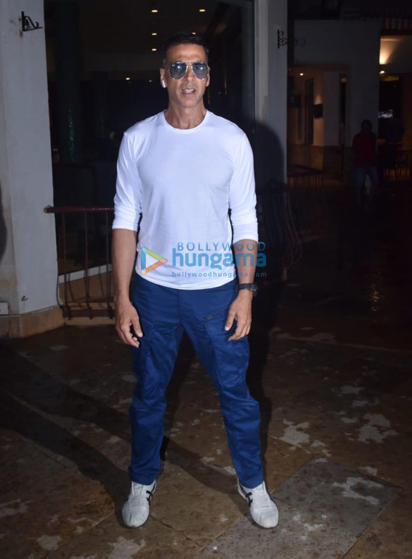 photos akshay kumar snapped meeting fans post the success of housefull 4 6
