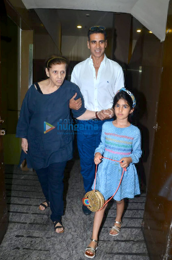 Photos: Akshay Kumar snapped with family in PVR, Juhu