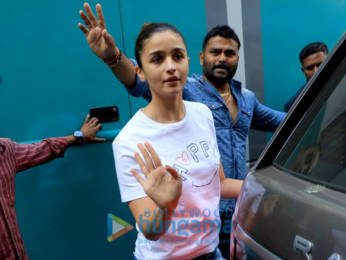 Photos: Alia Bhatt snapped at a shoot location