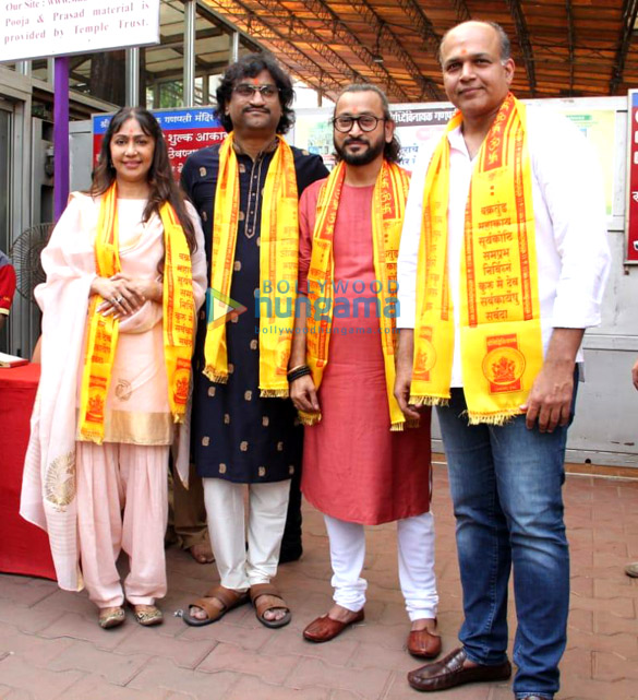 Photos: Ashutosh Gowariker, Sunita Gowariker and Ajay – Atul visit Siddivinayak temple