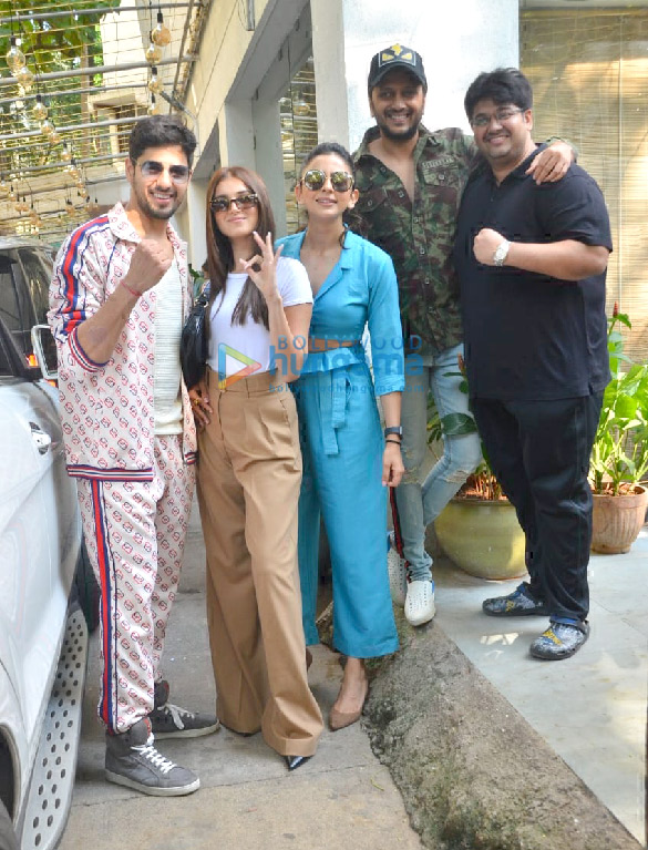 Photos: Cast of Marjavaan snapped during the screening at Sunny Super Sound