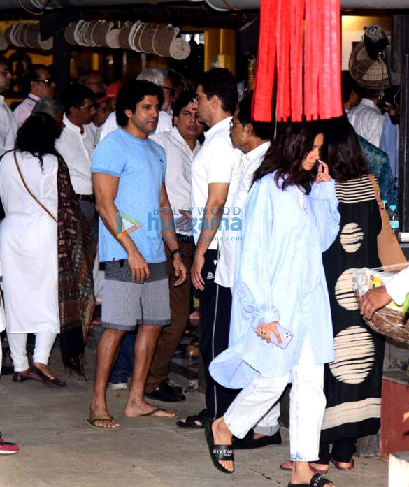 photos celebs attend shabana azmis mother shaukat azmis last rites 33
