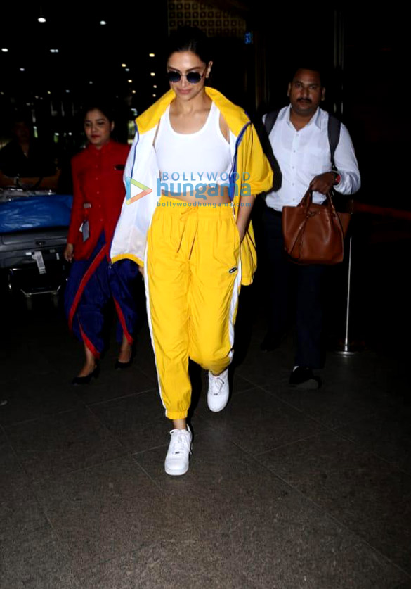 photos deepika padukone and kiara advani snapped at the airport 3