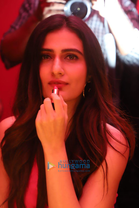 photos fatima sana sheikh graces the launch of the new lip colour 25o2 1