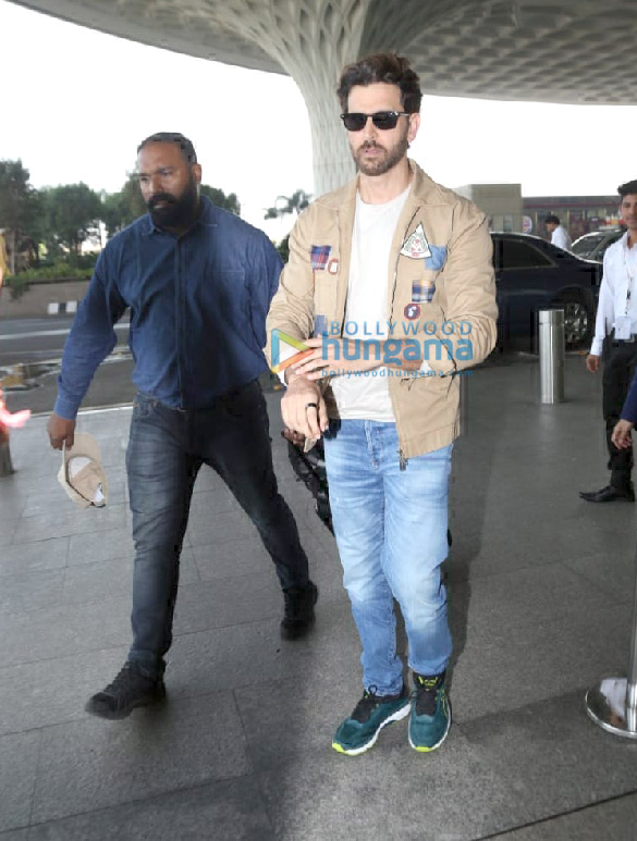 photos hrithik roshan mouni roy and vicky kaushal snapped at the airport 4