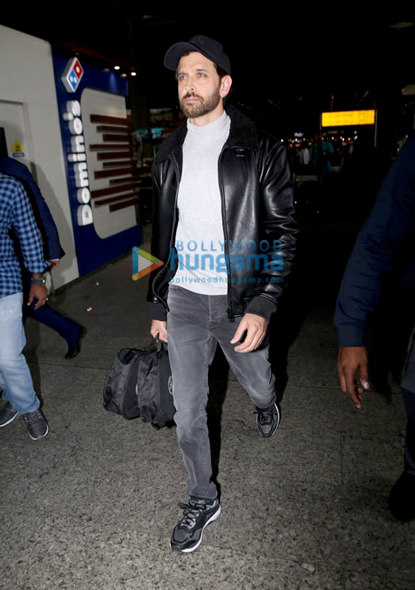 photos hrithik roshan snapped at the airport 1