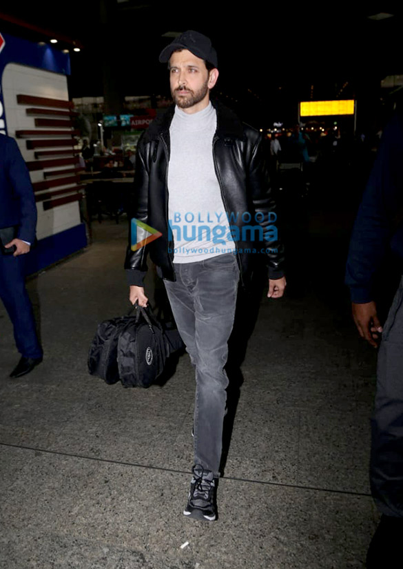 photos hrithik roshan snapped at the airport 2