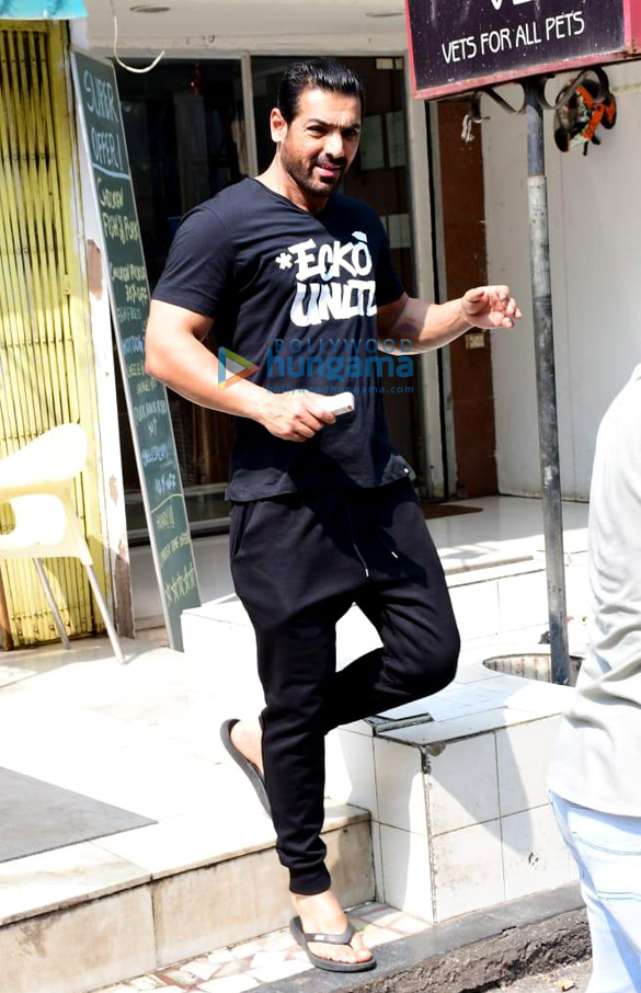 photos john abraham snapped in bandra 2