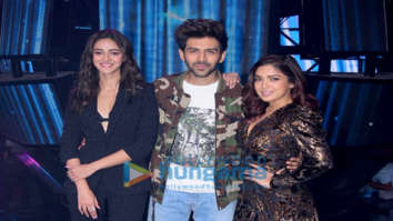 Photos: Kartik Aaryan, Bhumi Pednekar and Ananya Panday snapped on sets of Indian Idol promoting their film Pati Patni Aur Woh