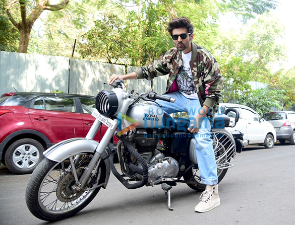 photos kartik aaryan bhumi pednekar and ananya panday snapped on sets of indian idol promoting their film pati patni aur woh2 3