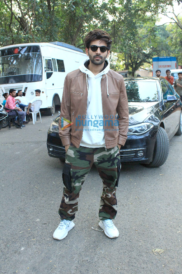 Photos: Kartik Aaryan and Ananya Panday snapped during Pati Patni Aur Woh promotions Photos: Kartik Aaryan and Ananya Panday snapped during Pati Patni Aur Woh promotions
