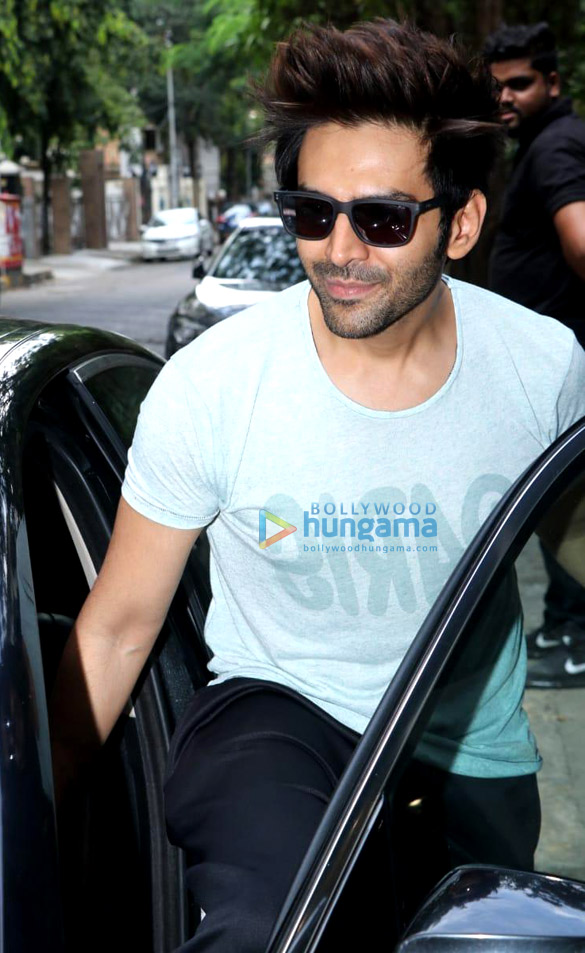 photos kartik aaryan snapped at bblunt salon in bandra 2