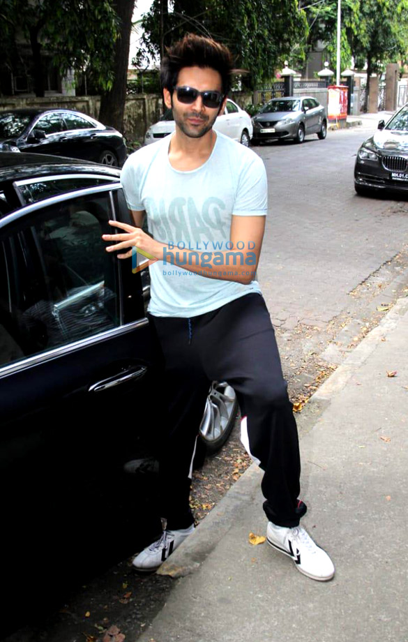 photos kartik aaryan snapped at bblunt salon in bandra 3