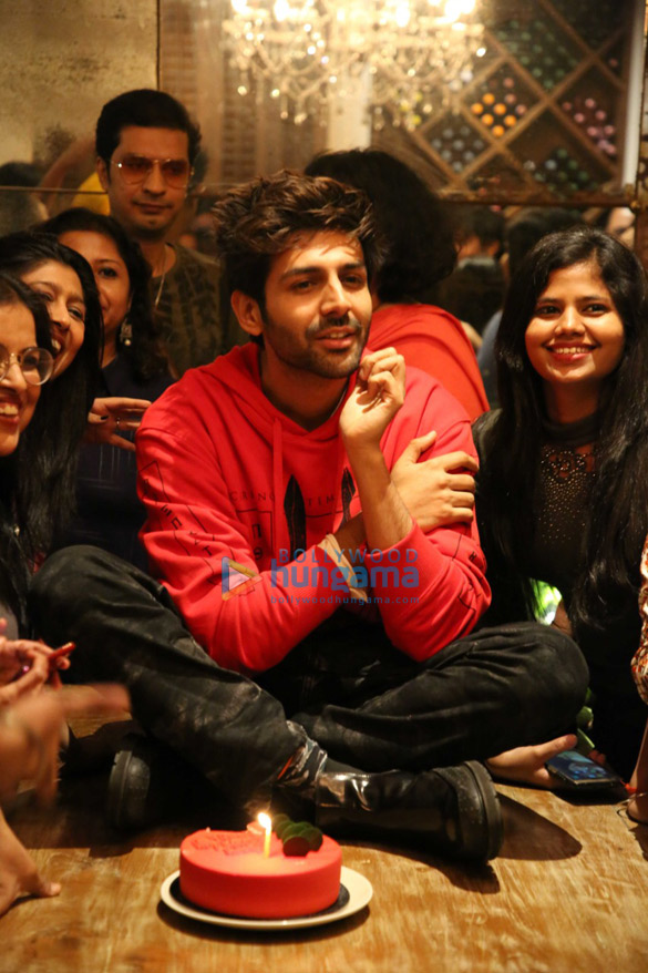 photos kartik aaryan snapped during his birthday celebration with fans 1