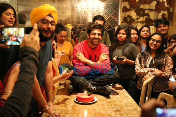 photos kartik aaryan snapped during his birthday celebration with fans 3