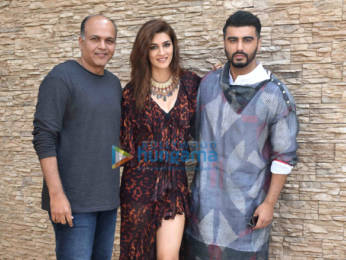 Photos: Kriti Sanon, Arjun Kapoor and Ashutosh Gowariker snapped during Panipat promotions