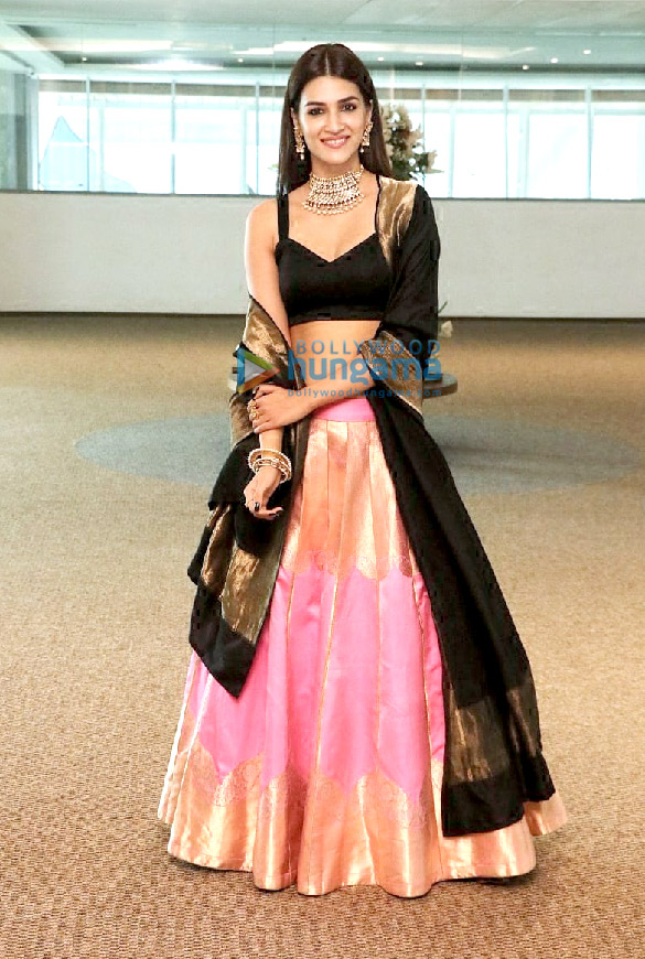 photos kriti sanon and sanjay dutt snapped at panipat trailer launch 1
