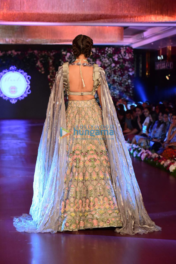 photos pooja hegde turn show stopper at manish malhotra fashion show 6
