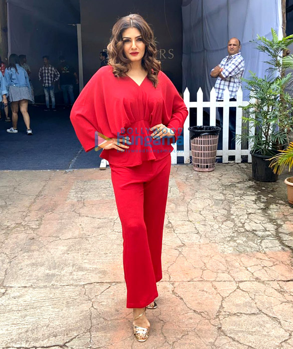photos raveena tandon and farah khan snapped shooting for the show backbenchers 3