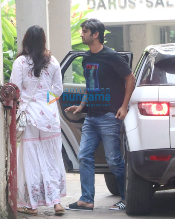photos rhea chakraborty and sushant singh rajput spotted at bandra 2