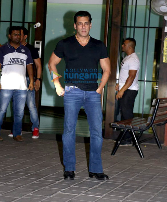 photos salman khan karisma kapoor arbaaz khan and others snapped at arpita khan and aayush sharmas wedding anniversary party 6
