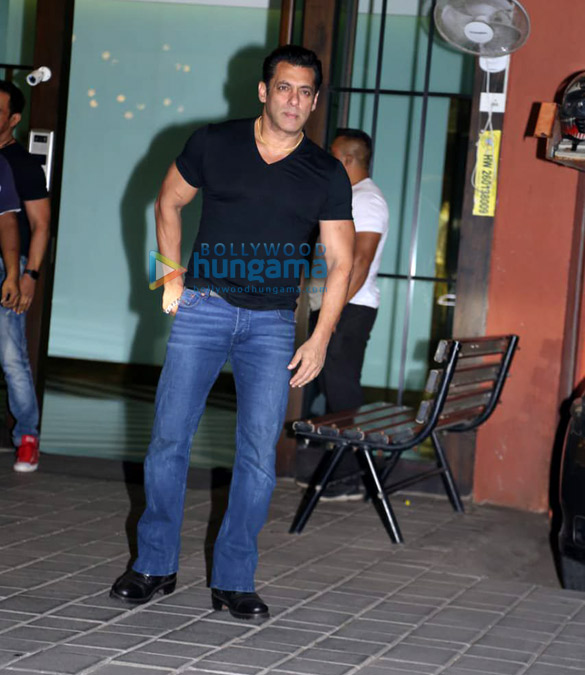 photos salman khan karisma kapoor arbaaz khan and others snapped at arpita khan and aayush sharmas wedding anniversary party 7