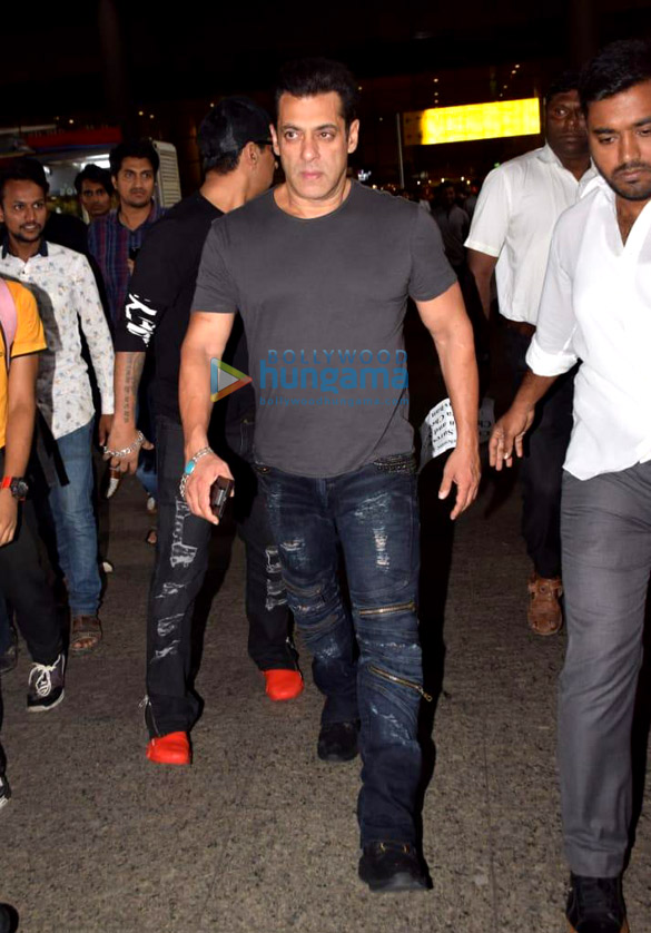 Photos: Salman Khan, Katrina Kaif and Daisy Shah and others snapped at the airport Photos: Salman Khan, Katrina Kaif and Daisy Shah and others snapped at the airport