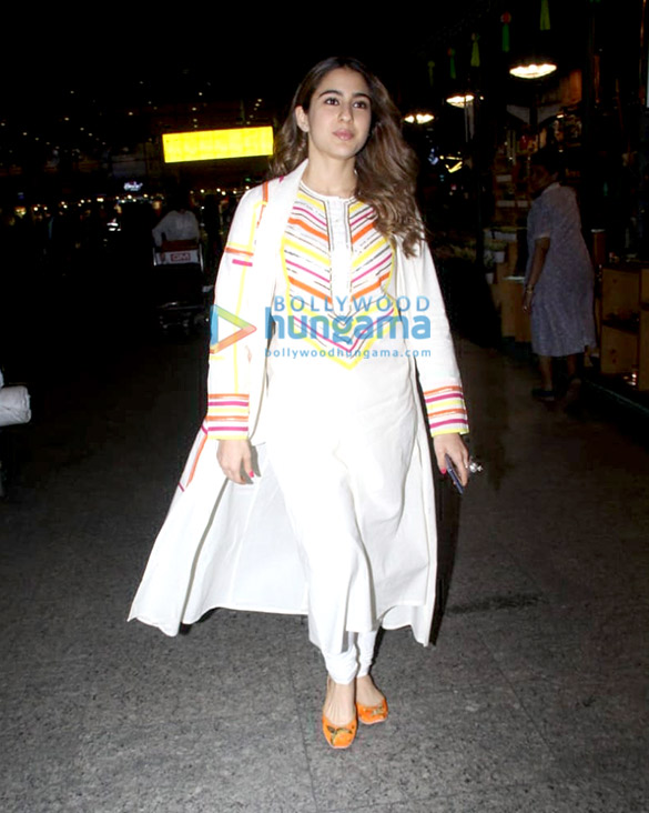 Photos: Sara Ali Khan and Urvashi Rautela snapped at the airport Photos: Sara Ali Khan and Urvashi Rautela snapped at the airport