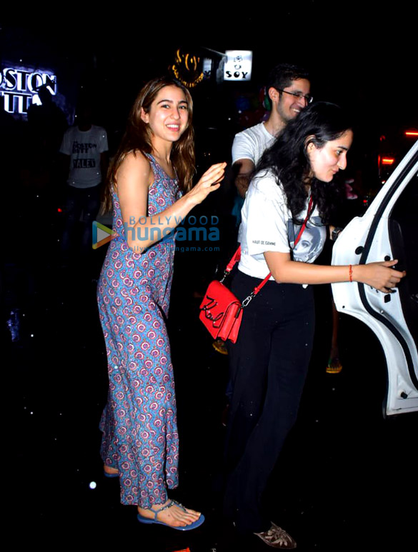 photos sara ali khan snapped in bandra 3