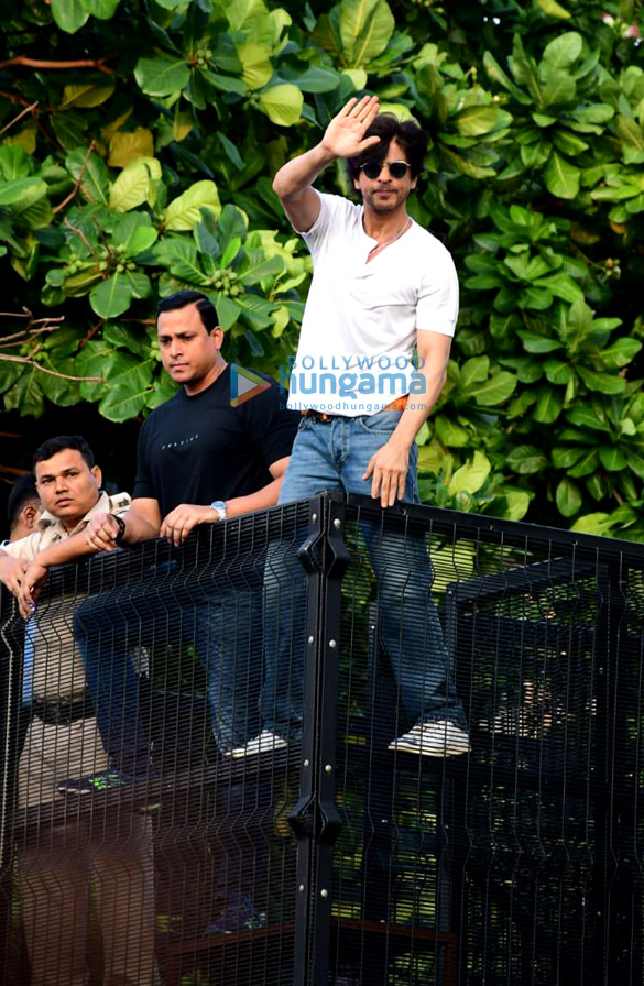 photos shah rukh khan greets the fans on his 54th birthday at mannat bandra 1