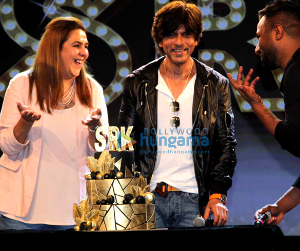 photos shah rukh khan snapped during his birthday celebration with fans 1