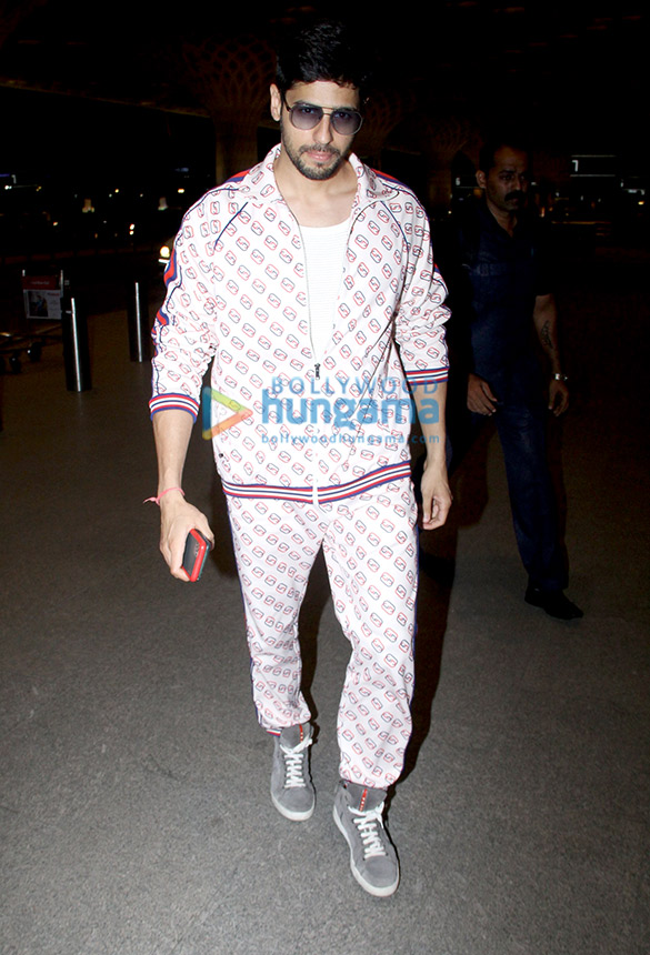 Photos: Sidharth Malhotra, Alia Bhatt and Riteish Deshmukh snapped at the airport Photos: Sidharth Malhotra, Alia Bhatt and Riteish Deshmukh snapped at the airport