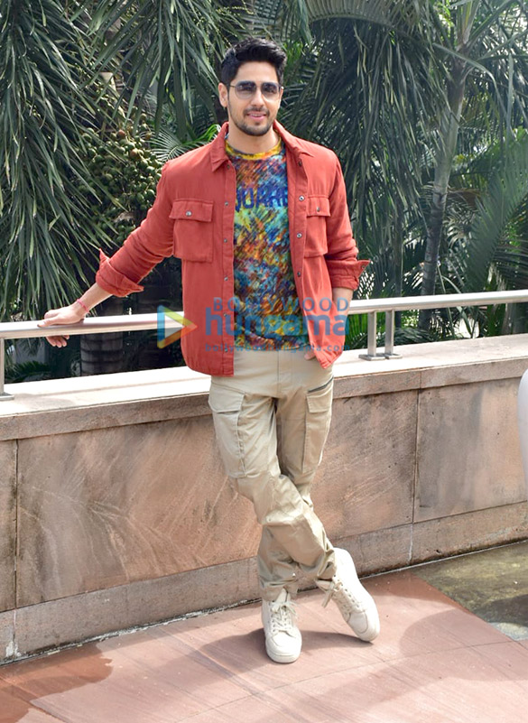 photos sidharth malhotra riteish deshmukh and tara sutaria snapped promoting their film marjaavaan 5