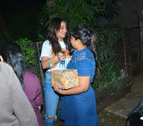 photos sonakshi sinha spotted in versova 4