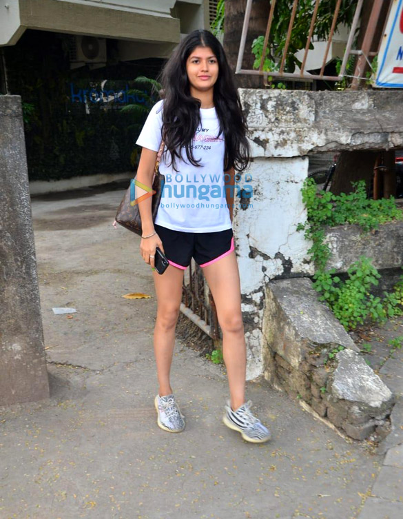 photos taapsee pannu and anjini dhawan spotted at kromakay salon juhu 2