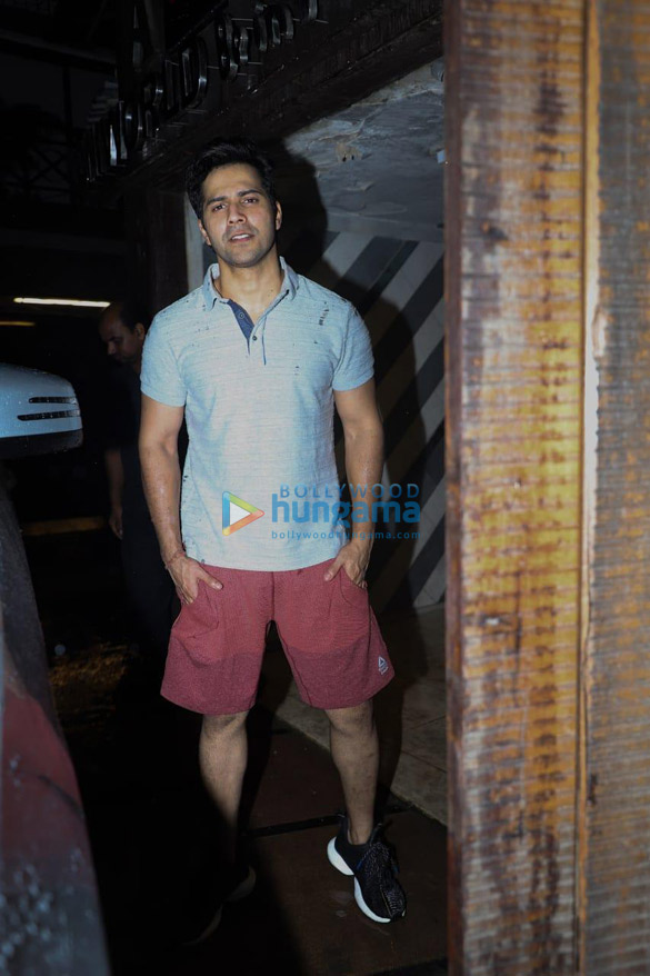 photos varun dhawan snapped at gym in juhu 3 4