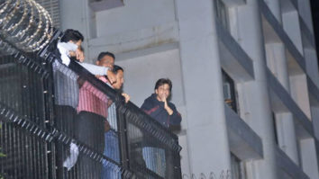 Shah Rukh Khan Greet his FANS at Mannat | SRK Birthday Bash | Shah Rukh Khan Birthday Celebration