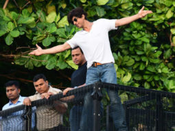 Happy Birthday Shah Rukh Khan: Actor greets fans with his signature pose outside Mannat