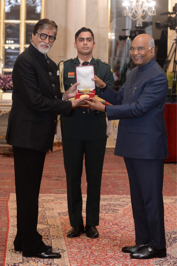 Amitabh Bachchan Receives Dadasaheb Phalke Award From President Ram ...