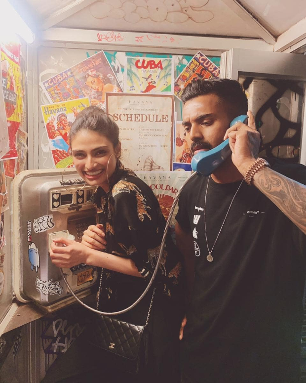 Athiya Shetty poses with rumoured boyfriend KL Rahul, the photo has Suniel Shetty connection Athiya Shetty poses with rumoured boyfriend KL Rahul, the photo has Suniel Shetty connection