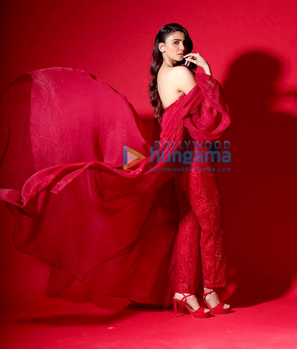 daisy shah4 2