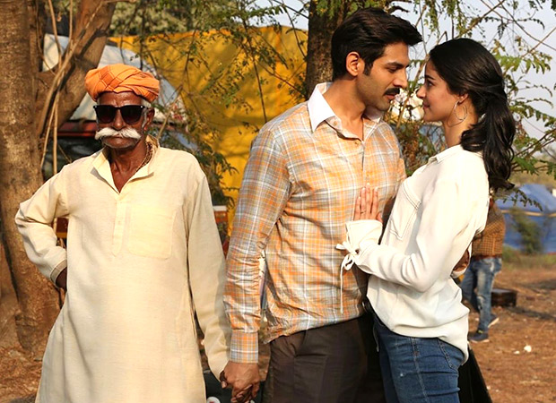 Kartik Aaryan and Ananya Panday recreate the poster of Pati Patni Aur Woh with a TWIST!