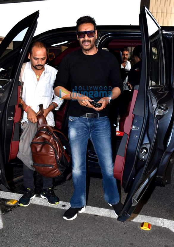 photos ajay devgn kajol saif ali khan and others snapped at the airport 5