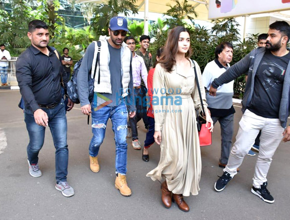 photos ajay devgn kajol saif ali khan and others snapped at the airport1 1