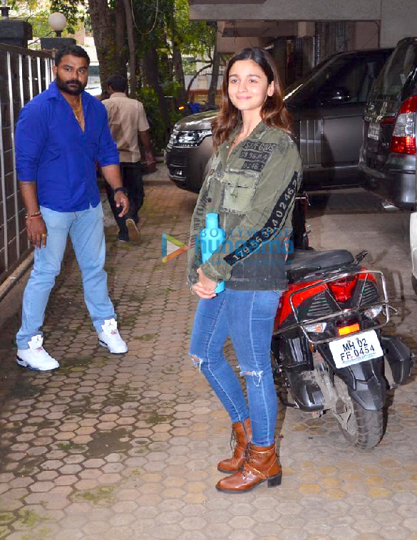 Photos: Alia Bhatt snapped post visiting Sanjay Leela Bhansali’s office in Mumbai Photos: Alia Bhatt snapped post visiting Sanjay Leela Bhansali’s office in Mumbai