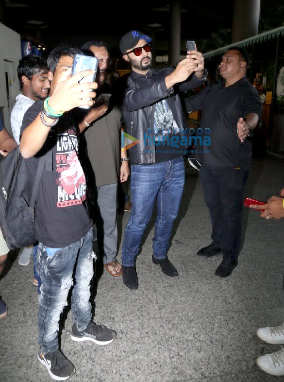 photos arjun kapoor and kriti kharbanda snapped at the airport 2