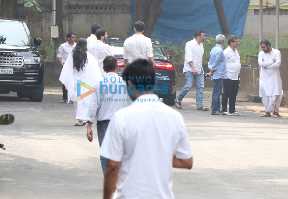photos celebs attend the funeral of twinkle khannas grandmother betty kapadia 5