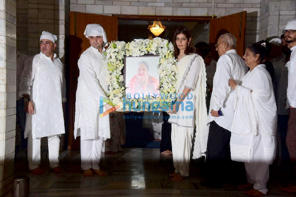 photos dabboo ratnani and family snapped during the prayer meet of his mother prabha ratnani 2