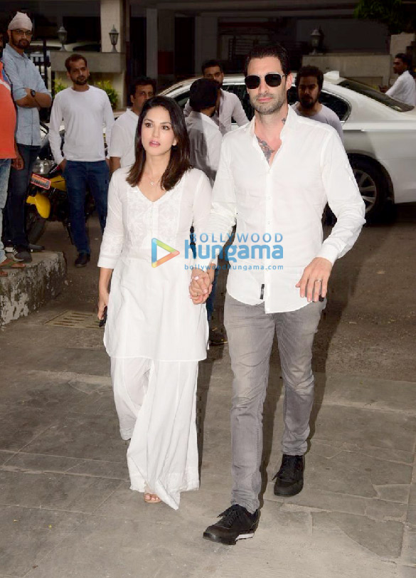 photos dabboo ratnani and others snapped during the prayer meet of his mother prabha ratnani 1